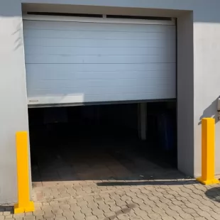 Słupek parkingowy blokujący U-12c | PEHD, 100 cm, na stopie, żółty